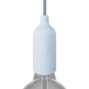 Kit portalampada E27 in silicone con interruttore e serracavo nascosti - Blu carta da zucchero