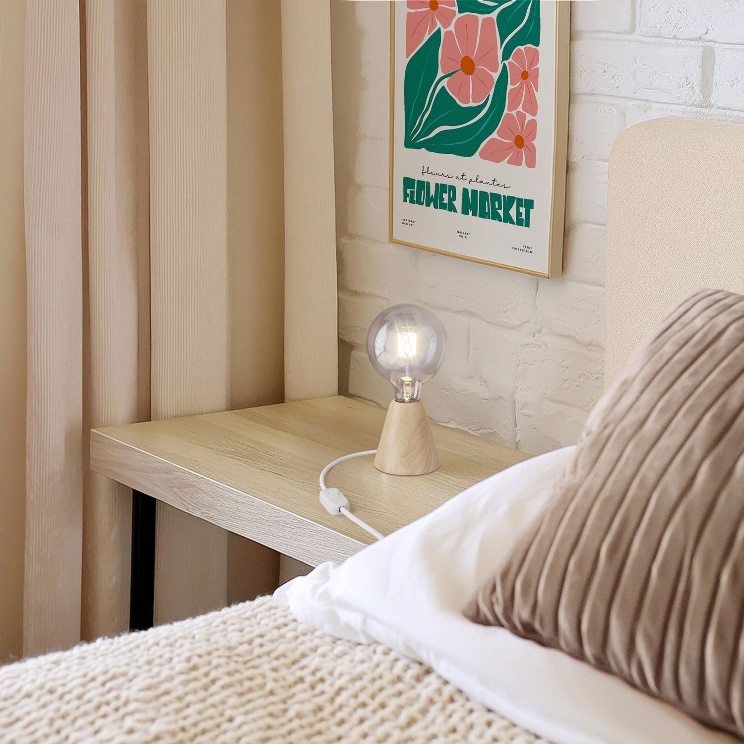 Lampada da tavolo con base in ontano, lampadina trasparente, cavo RM01 e spina EU